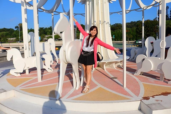 泰安服務區:【苗栗景點】IG的新熱門打卡景點~泰安服務區休息站/超夢幻的旋轉木馬不旋轉及浪漫的粉紅色LOVE裝置藝術以及巨型書桌椅