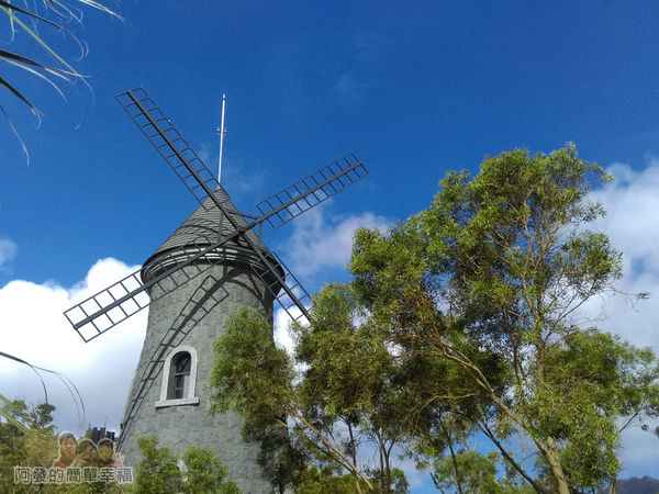 金車伯朗城堡咖啡館07-大風車綠樹與藍天