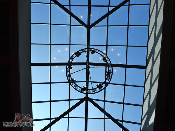 金車伯朗城堡咖啡館18-城堡1館-屋頂中央為一扇透明天窗