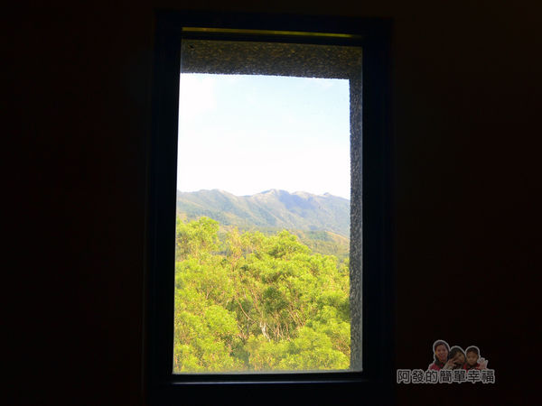 金車伯朗城堡咖啡館20-城堡1館-階梯中的窗與風景如一幅掛畫