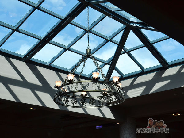 金車伯朗城堡咖啡館26-城堡1館-2樓-吊燈天窗與藍天白雲