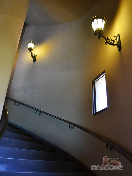 金車伯朗城堡咖啡館19-城堡1館-往2樓的階梯