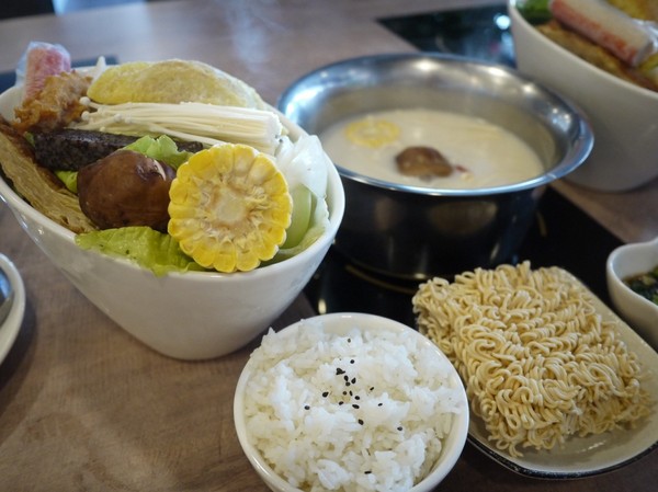 品湯。白色麻辣鍋專賣店：品湯。白色麻辣鍋專賣店