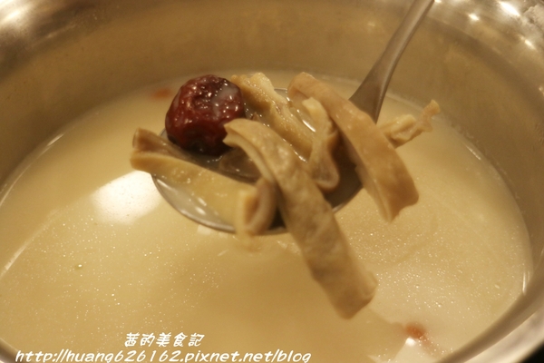 品湯。白色麻辣鍋專賣店：【台北大安區】來自馬來西亞檳城的白色麻辣湯『品湯。白色麻辣鍋專賣店』大安區火鍋推薦、捷運信義安和站、打卡送美國特選牛