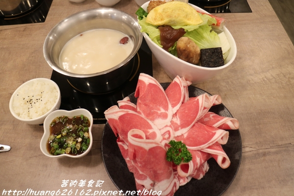 品湯。白色麻辣鍋專賣店：【台北大安區】來自馬來西亞檳城的白色麻辣湯『品湯。白色麻辣鍋專賣店』大安區火鍋推薦、捷運信義安和站、打卡送美國特選牛