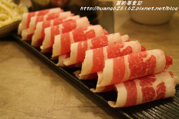 品湯。白色麻辣鍋專賣店：【台北大安區】來自馬來西亞檳城的白色麻辣湯『品湯。白色麻辣鍋專賣店』大安區火鍋推薦、捷運信義安和站、打卡送美國特選牛