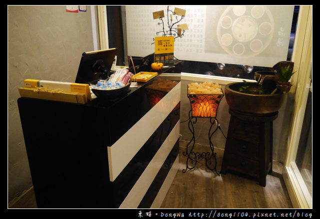 【台北食記】台北火鍋|金華火腿加馬來西亞白胡椒的老火湯|品湯。白色麻辣鍋專賣店