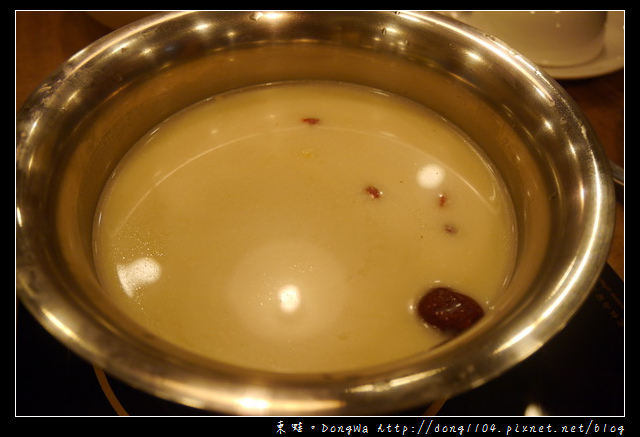 【台北食記】台北火鍋|金華火腿加馬來西亞白胡椒的老火湯|品湯。白色麻辣鍋專賣店