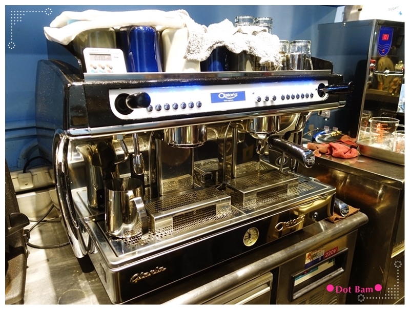 52HZ COFFEE BAR  吧檯.JPG