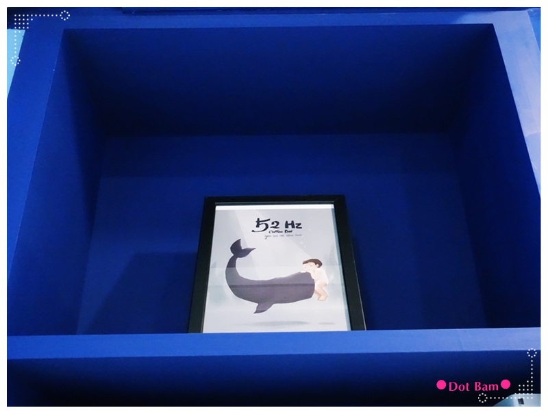 52HZ COFFEE BAR  鯨魚.JPG