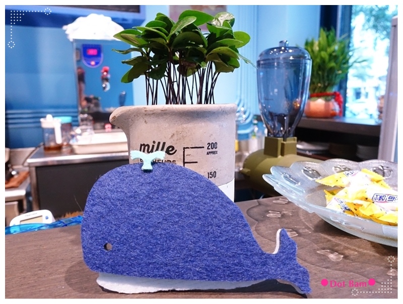 52HZ COFFEE BAR  鯨魚2.JPG