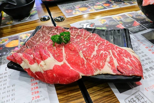 石井軒一番鍋物：【新北市中和美食】石井軒一番鍋物，推出平日午餐限定的海陸雙拼特價只要199元，天氣漸漸涼了，是時候過來吃熱呼呼的火鍋來暖暖身囉