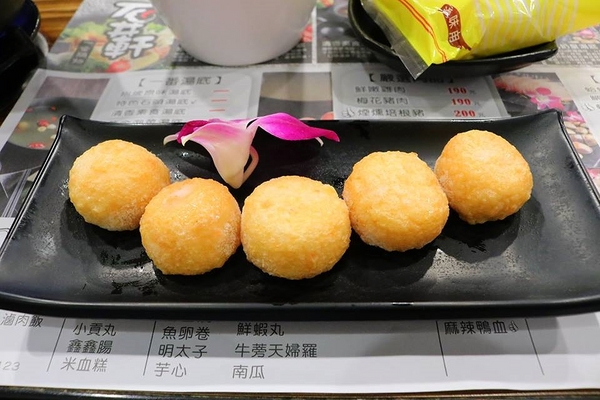 石井軒一番鍋物：【新北市中和美食】石井軒一番鍋物，推出平日午餐限定的海陸雙拼特價只要199元，天氣漸漸涼了，是時候過來吃熱呼呼的火鍋來暖暖身囉