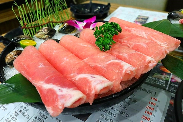 石井軒一番鍋物：【新北市中和美食】石井軒一番鍋物，推出平日午餐限定的海陸雙拼特價只要199元，天氣漸漸涼了，是時候過來吃熱呼呼的火鍋來暖暖身囉