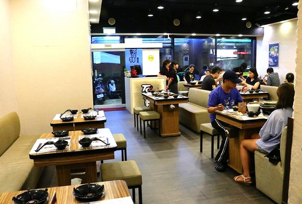 石井軒一番鍋物：【新北市中和美食】石井軒一番鍋物，推出平日午餐限定的海陸雙拼特價只要199元，天氣漸漸涼了，是時候過來吃熱呼呼的火鍋來暖暖身囉