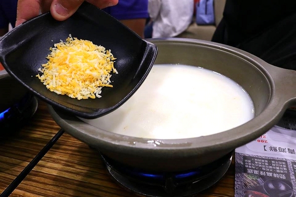 石井軒一番鍋物：【新北市中和美食】石井軒一番鍋物，推出平日午餐限定的海陸雙拼特價只要199元，天氣漸漸涼了，是時候過來吃熱呼呼的火鍋來暖暖身囉