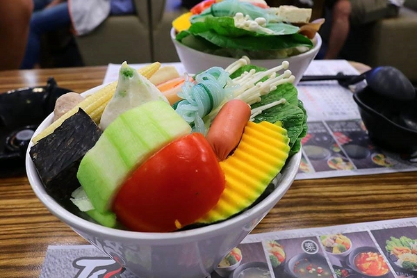 石井軒一番鍋物：【新北市中和美食】石井軒一番鍋物，推出平日午餐限定的海陸雙拼特價只要199元，天氣漸漸涼了，是時候過來吃熱呼呼的火鍋來暖暖身囉