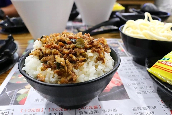 石井軒一番鍋物：【新北市中和美食】石井軒一番鍋物，推出平日午餐限定的海陸雙拼特價只要199元，天氣漸漸涼了，是時候過來吃熱呼呼的火鍋來暖暖身囉