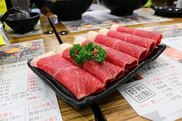 石井軒一番鍋物：【新北市中和美食】石井軒一番鍋物，推出平日午餐限定的海陸雙拼特價只要199元，天氣漸漸涼了，是時候過來吃熱呼呼的火鍋來暖暖身囉