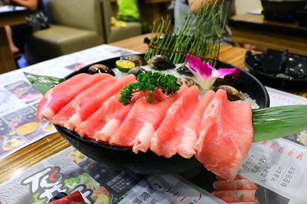 石井軒一番鍋物：【新北市中和美食】石井軒一番鍋物，推出平日午餐限定的海陸雙拼特價只要199元，天氣漸漸涼了，是時候過來吃熱呼呼的火鍋來暖暖身囉