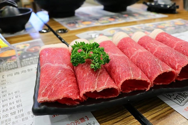 石井軒一番鍋物：【新北市中和美食】石井軒一番鍋物，推出平日午餐限定的海陸雙拼特價只要199元，天氣漸漸涼了，是時候過來吃熱呼呼的火鍋來暖暖身囉