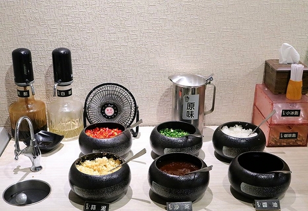 石井軒一番鍋物：【新北市中和美食】石井軒一番鍋物，推出平日午餐限定的海陸雙拼特價只要199元，天氣漸漸涼了，是時候過來吃熱呼呼的火鍋來暖暖身囉