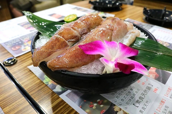 石井軒一番鍋物：【新北市中和美食】石井軒一番鍋物，推出平日午餐限定的海陸雙拼特價只要199元，天氣漸漸涼了，是時候過來吃熱呼呼的火鍋來暖暖身囉