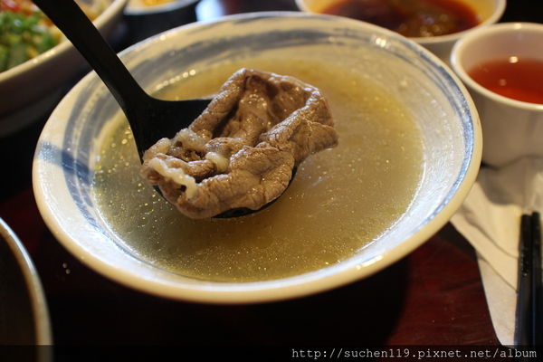 勝面：台中美食|勝面麻辣牛肉麵牛肉軟嫩拉麵Q彈超美味~逢甲店11/1開始試營運囉