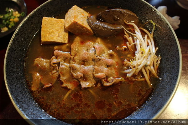 勝面：台中美食|勝面麻辣牛肉麵牛肉軟嫩拉麵Q彈超美味~逢甲店11/1開始試營運囉