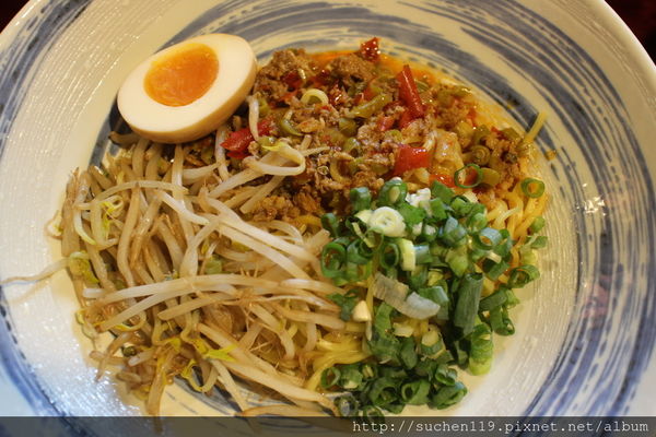 勝面：台中美食|勝面麻辣牛肉麵牛肉軟嫩拉麵Q彈超美味~逢甲店11/1開始試營運囉