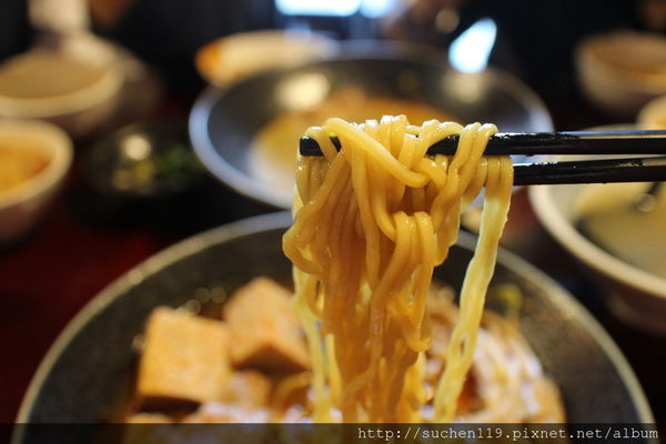 勝面：台中美食|勝面麻辣牛肉麵牛肉軟嫩拉麵Q彈超美味~逢甲店11/1開始試營運囉
