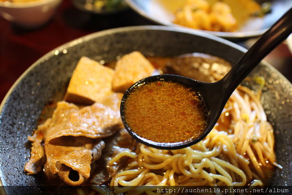 勝面：台中美食|勝面麻辣牛肉麵牛肉軟嫩拉麵Q彈超美味~逢甲店11/1開始試營運囉
