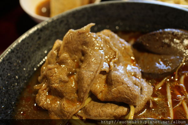 勝面：台中美食|勝面麻辣牛肉麵牛肉軟嫩拉麵Q彈超美味~逢甲店11/1開始試營運囉