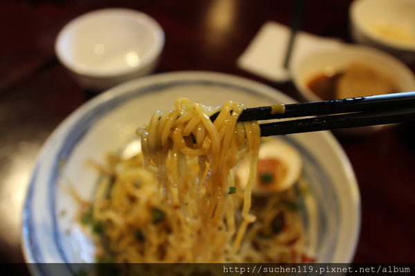 勝面：台中美食|勝面麻辣牛肉麵牛肉軟嫩拉麵Q彈超美味~逢甲店11/1開始試營運囉