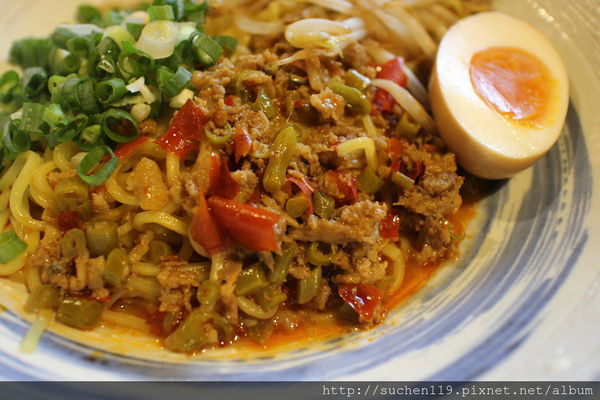 勝面：台中美食|勝面麻辣牛肉麵牛肉軟嫩拉麵Q彈超美味~逢甲店11/1開始試營運囉