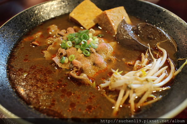勝面：台中美食|勝面麻辣牛肉麵牛肉軟嫩拉麵Q彈超美味~逢甲店11/1開始試營運囉