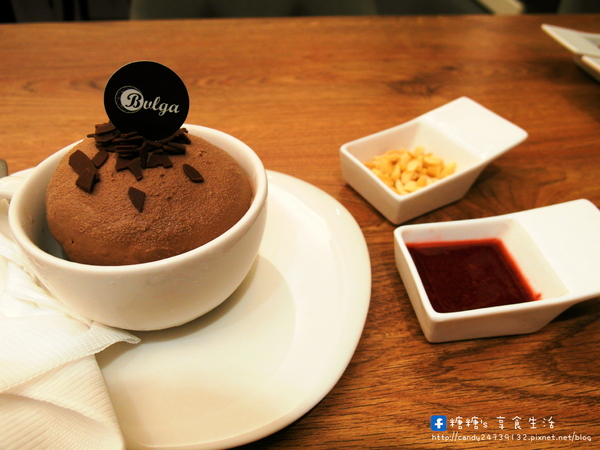 Bulga 寶格冰淇淋:〖台中│美食〗Bulga 寶格冰淇淋 ❤ 草悟道新開幕冰品店,裝潢典雅高貴,價格不貴,搭配手工果醬,層次更豐富!!