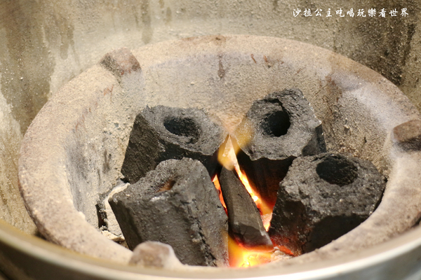 鴨味仔炭火薑母鴨-萬華店：萬華薑母鴨火鍋『鴨味仔炭火薑母鴨(萬華店)』冬令進補