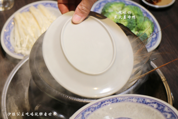 鴨味仔炭火薑母鴨-萬華店：萬華薑母鴨火鍋『鴨味仔炭火薑母鴨(萬華店)』冬令進補