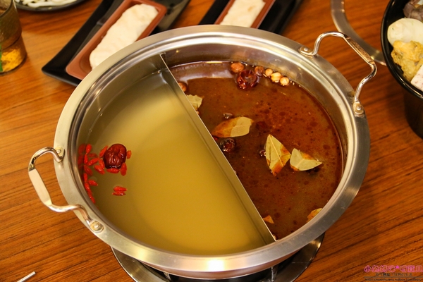 川都鍋宴：【信義區火鍋】☼川都鍋宴 ☼特製四川麻辣辛香料湯頭,順口好喝夠味,冬天就要吃這味♥♥