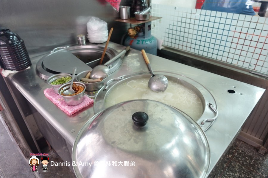 20161028《台北南港車站美食》南港傳統大腸圈 推薦糯米腸。菜捲。油豆腐 ︱南港捷運站附近（附影片） (19).jpg