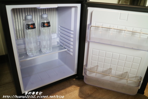 享住旅店：【基隆住宿】工業風格商旅 『享住旅店(Just Live Inn)』近基隆廟口、微醺之夜~