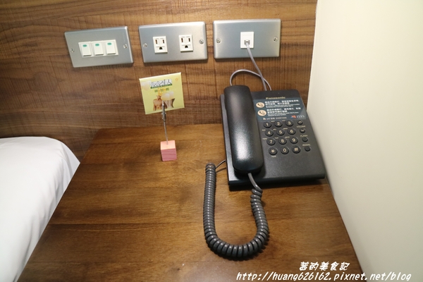 享住旅店：【基隆住宿】工業風格商旅 『享住旅店(Just Live Inn)』近基隆廟口、微醺之夜~