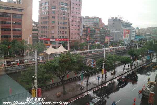 享住旅店：【基隆住宿】工業風格商旅 『享住旅店(Just Live Inn)』近基隆廟口、微醺之夜~