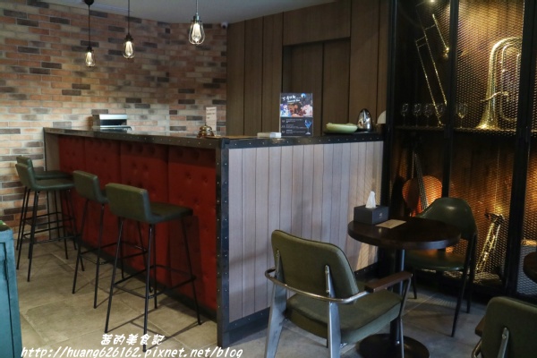 享住旅店：【基隆住宿】工業風格商旅 『享住旅店(Just Live Inn)』近基隆廟口、微醺之夜~