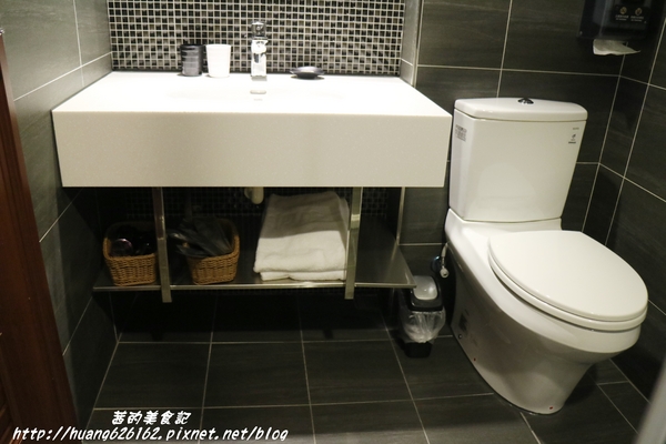 享住旅店：【基隆住宿】工業風格商旅 『享住旅店(Just Live Inn)』近基隆廟口、微醺之夜~