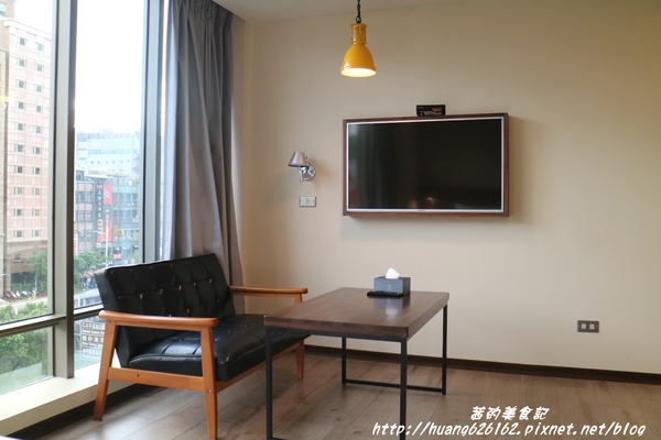 享住旅店：【基隆住宿】工業風格商旅 『享住旅店(Just Live Inn)』近基隆廟口、微醺之夜~