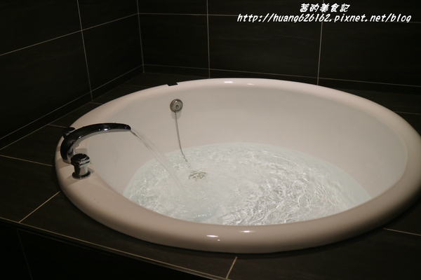 享住旅店：【基隆住宿】工業風格商旅 『享住旅店(Just Live Inn)』近基隆廟口、微醺之夜~