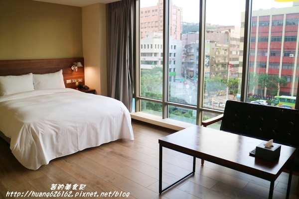 享住旅店：【基隆住宿】工業風格商旅 『享住旅店(Just Live Inn)』近基隆廟口、微醺之夜~