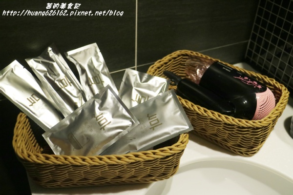 享住旅店：【基隆住宿】工業風格商旅 『享住旅店(Just Live Inn)』近基隆廟口、微醺之夜~